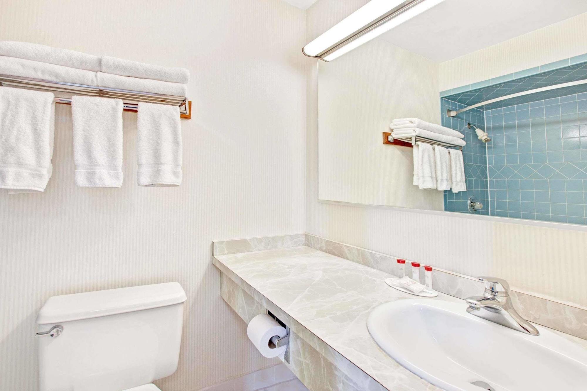 Ramada By Wyndham Flemington Hotel Ngoại thất bức ảnh